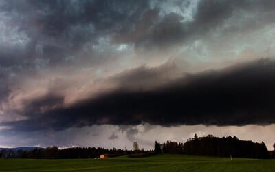 Slovensko dnes čaká ďalšia vlna búrok. Meteorológovia vydali výstrahy druhého stupňa (+mapy)