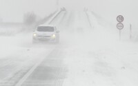 Slovensko dnes od rána trápi intenzívne sneženie a silný vietor. SHMÚ varuje, v ktorých okresoch môže hroziť nebezpečenstvo