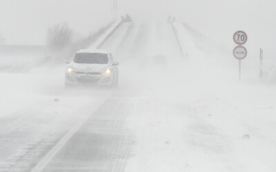 Slovensko dnes od rána trápi intenzívne sneženie a silný vietor. SHMÚ varuje, v ktorých okresoch môže hroziť nebezpečenstvo