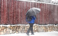 Slovensko dnes prekvapila silná víchrica Khusru, ktorá priniesla sneženie aj do Bratislavy. Týmito oblasťami bude postupovať