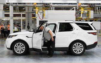 Slovensko je jednou z krajín, ktoré najviac zasiahnu americké clá. Experti zverejnili novú prognózu