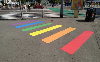 Slovensko má prvý dúhový priechod pre chodcov, nachádza sa na Kamennom námestí v Bratislave