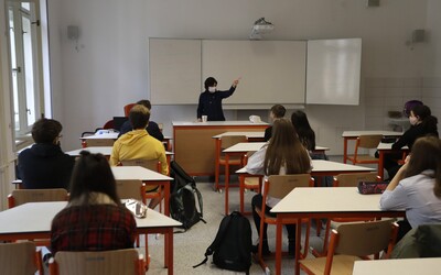 Slovensko otvára školy, vo Francúzsku experiment nevyšiel a krajina školy zatvára. Hlási z nich 70 prípadov nákazy COVID-19