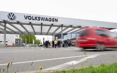 Slovensko prišlo o miliardovú investíciu. Výrobu batérií Volkswagenu na juhu Slovenska definitívne zastavili
