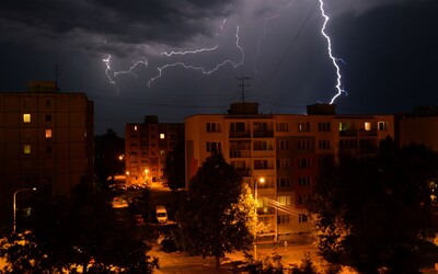 Slovensko včera zasiahlo takmer 30-tisíc bleskov. Silné búrky sa na našom území ešte zdržia