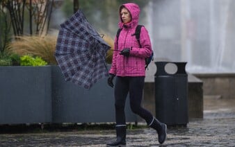 Slovensko vo štvrtok zasiahne víchrica. Vietor môže dosiahnuť rýchlosť 135 km/h (+ mapy)