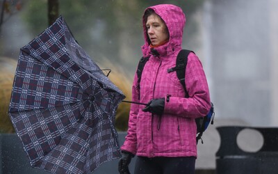 Slovensko vo štvrtok zasiahne víchrica. Vietor môže dosiahnuť rýchlosť 135 km/h (+ mapy)