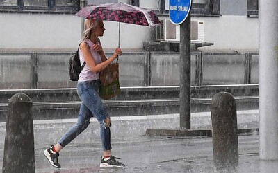 Slovensko zasiahnu dažde. Potrvajú do konca víkendu (+mapa)