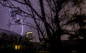Slovensko zasiahnu silné búrky. SHMÚ vydal výstrahy, hrozia krúpy aj silný vietor