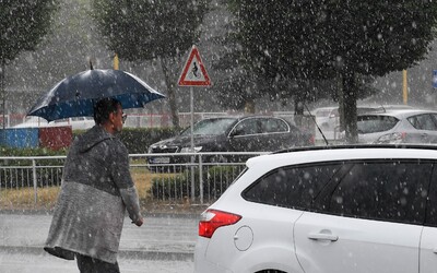 Slovensko zasiahnu výdatné zrážky: SHMÚ vydal výstrahy pre viaceré okresy (+ mapa)