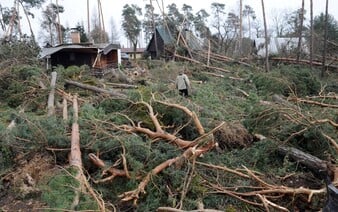 Slovensko zasiahol orkán. Nárazy vetra dosahujú v niektorých oblastiach až 160 km/h
