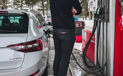 Slovenských motoristov tento týždeň nepríjemne prekvapila nová cena benzínu. Majitelia naftových motorov sú, naopak, spokojní