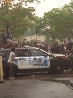 Slzný plyn, kameny a zničená auta. Minneapolis zachvátily protesty po smrti George Floyda, na jehož krku klečel policista