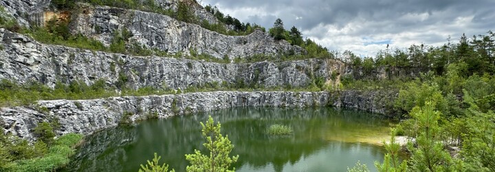 Smaragdová voda jako v moři. Tenhle zatopený lom na Plzeňsku lidé milují, i když tu platí zákaz