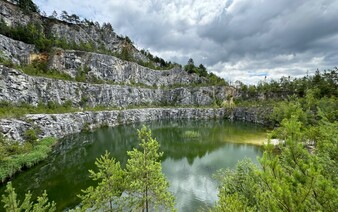 Smaragdová voda jako v moři. Tenhle zatopený lom na Plzeňsku lidé milují, i když tu platí zákaz