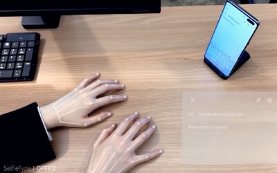 Smartphone od Samsungu má neviditelnou klávesnici. Promítá ji na stůl rovnou před tebe
