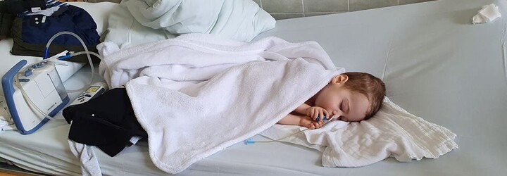 Smrteľne chorý Riško už dýcha ako zdravé dieťa. Lieky za 2 milióny eur zatiaľ zaberajú