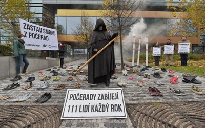 Smrtka a 111 „mrtvých“. Ekologická hnutí dnes protestovala proti uhelné elektrárně v Počeradech