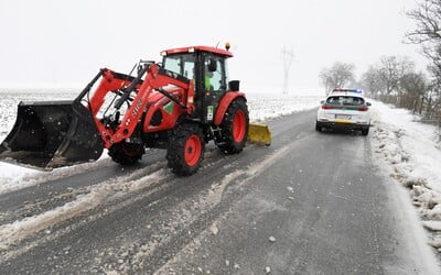 Sneh dnes paralyzoval viacero častí východného Slovenska. Nepremávali autobusy, povolali cestárov a uzavreli známy kopec
