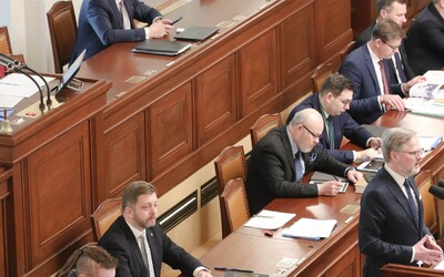 Sněmovna hlasuje o valorizaci důchodů, Babiš v pátek večer odmítal opustit řečnický pult
