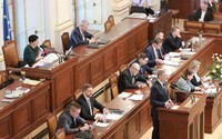 Sněmovna hlasuje o valorizaci důchodů, Babiš v pátek večer odmítal opustit řečnický pult