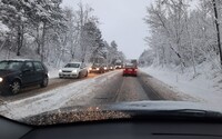 Sněžku zasáhl orkán. Sněhové přeháňky a vítr v Česku místy komplikují dopravu