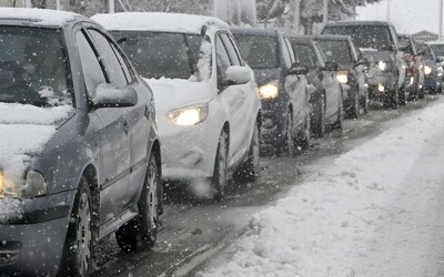 Sníh a nehoda komplikují dopravu na D1. Vznikla už 20kilometrová kolona