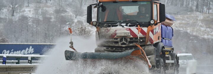 Sníh na řadě míst v Česku způsobil komplikace v dopravě, meteorologové varují před větrem a námrazou