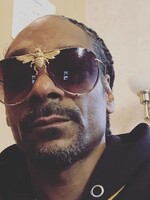 Snoop Dogg platí 50 tisíc dolarů člověku, kterého zaměstnal, aby mu připravoval jointy z marihuany
