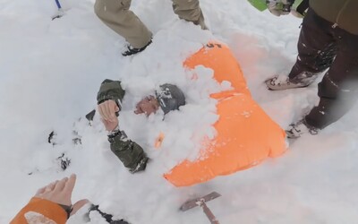 Snowboardistka zasypaná lavínou mala obrovské šťastie. Video zachytáva improvizovanú záchrannú akciu ostatných lyžiarov