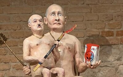 Socha nahého Putina s malým Lukašenkom na zlatom záchode pôjde do dražby. Vyvolávacia cena bude 10-tisíc eur