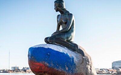 Sochu mořské víly v Kodani někdo poničil ruskou vlajkou