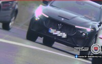 Šofér luxusného Maserati letel 105 km/h cez centrum Bratislavy. Policajti mu domov za rýchlosť posielajú nemilý suvenír