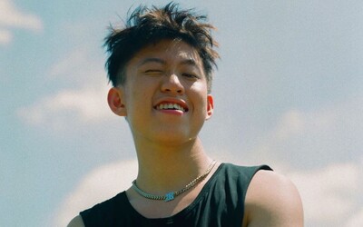 Sorry, chtěl jsem víc! Rich Brian nesmutní nad neúspěchy svých hejtrů, jelikož budou mrtví dříve, než se kolem nich prožene