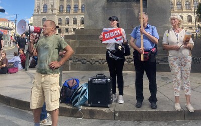 Soud v Praze potvrdil Popelkovi trest za výzvu ke stržení ukrajinské vlajky
