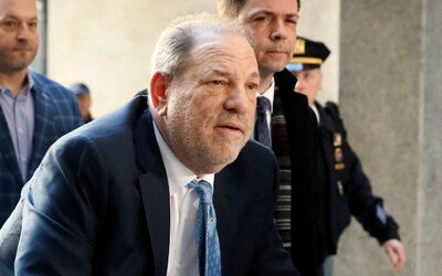 Soud zrušil rozsudek nad Harveym Weinsteinem. Vězení ale exproducent neopustí