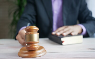 Soudci a soudkyně se specializací na sexuální trestné činy? Mohli by zajistit empatický přístup k přeživším