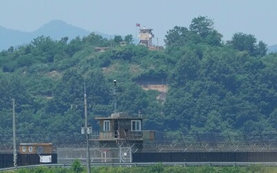 Soul vypálil varovné výstrely, vojaci KĽDR opäť prekročili hranice. Južná Kórea vypustila balón s k-pop hudbou na USB kľúčoch