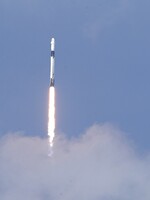 SpaceX má za sebou další úspěšný start, jeho rakety do vesmíru vynesly GPS satelit třetí generace