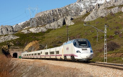 Španělsko zavádí bezplatné cestování vlakem. Chce tak bojovat proti rostoucím životním nákladům