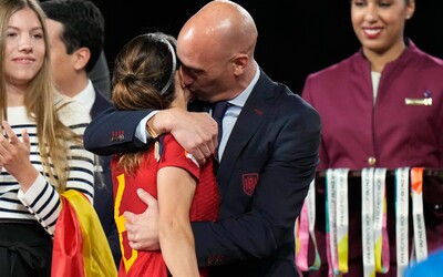 Španělský trenér fotbalistek čelí obvinění ze sexuálního napadení. Hrozí mu až čtyři roky