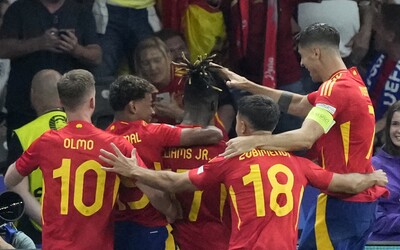 Španieli sú majstrami Európy vo futbale. Vo finále proti Anglicku zvíťazili 2 : 1 