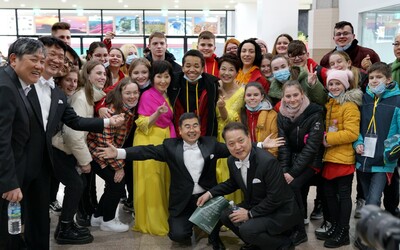 Spevácky zbor z Michaloviec sa vrátil z Kórey, kvôli koronavírusu musí 40 členov zostať v izolácii