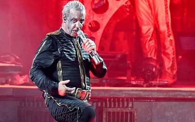 Spevák Rammsteinu Lindemann má veľký problém. Začala ho vyšetrovať prokuratúra, preskúma obvinenia zo sexuálnych napadnutí