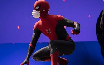 Spider-Man posiela prvú fotku z natáčania nového filmu. Tom Holland ti odporúča nosiť masku, on má rovno dve