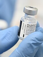 Spojené státy plně schválily vakcínu společností Pfizer-BioNTech jako první protikoronavirovou očkovací látku