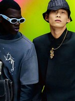 Společná kolekce značky Dior a Travise Scotta je v prodeji po odkladu kvůli smrti návštěvníků na rapperově festivalu  