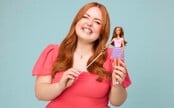 Spoločnosť Mattel opäť podporuje inklúziu: na trh uvedie prvú nevidiacu bábiku Barbie