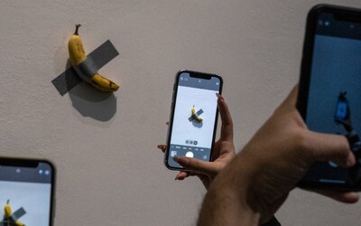 Spor o banán přilepený na zdi: Americký umělec tvrdí, že Ital okopíroval jeho dílo. Případ je u soudu