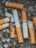 Způsobí více úmrtí než vraždy, autohavárie a drogy dohromady. Proč lidé utrácejí za cigarety, které je zabíjejí?